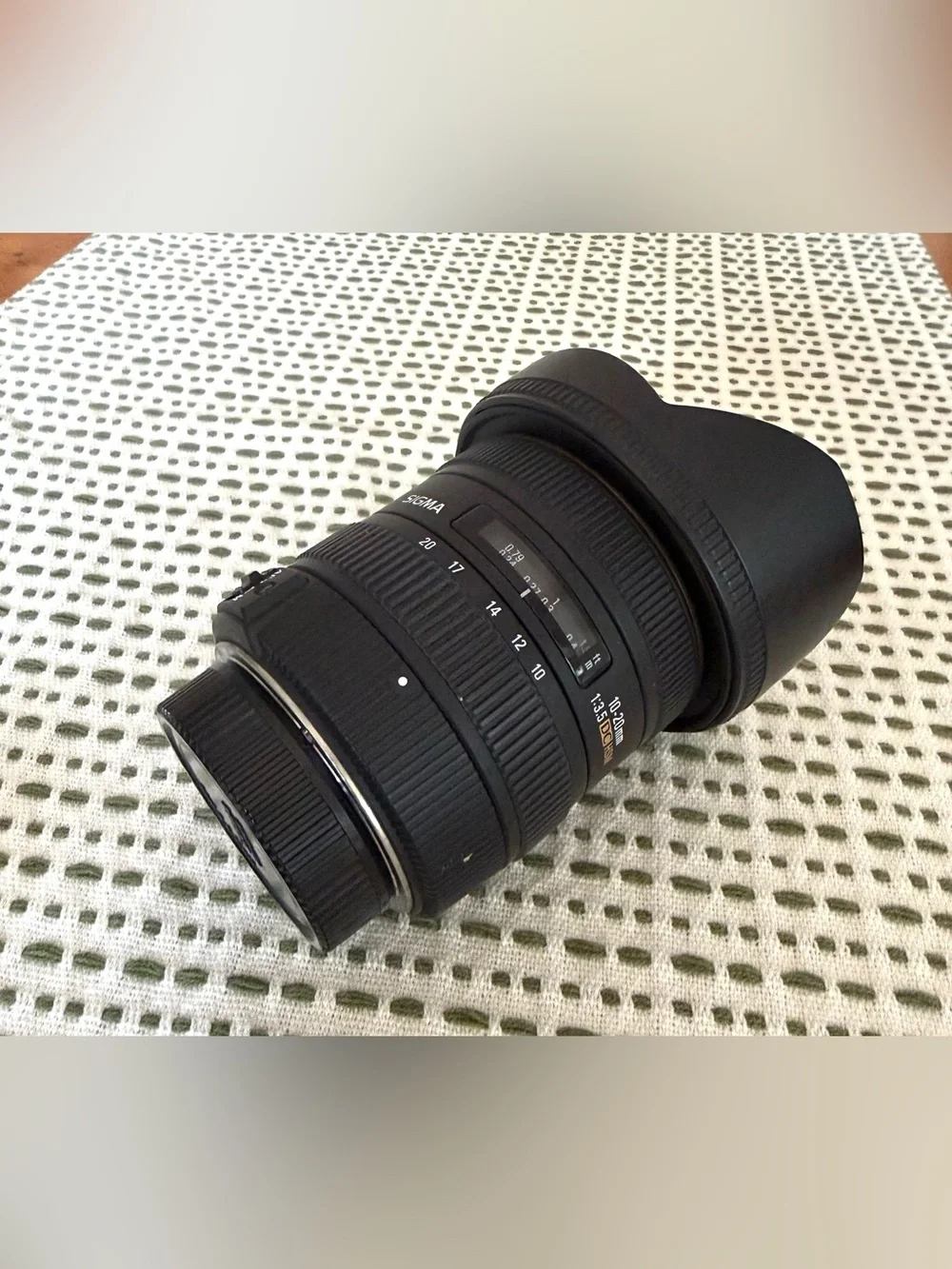 Sigma Beauty Black Wide-Angle Camera Lens with Gold Trim